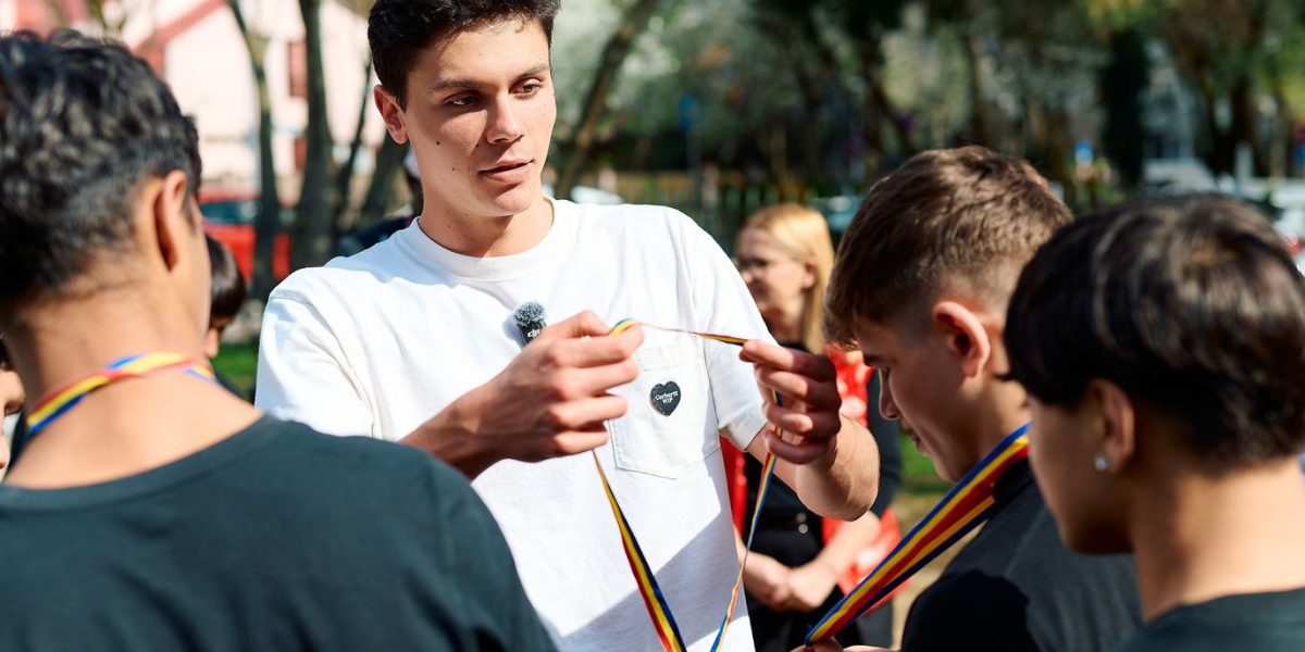 Sportivul David Popovici a vizitat o casă familială din sectorul 4 al Capitalei, unde locuiesc 12 copii cu vârste între 13 și 18 ani Recent, campionul mondial la înot, David Popovici, a făcut o vizită la o casă familială din sectorul 4 al Bucureștiului, unde locuiesc 12 adolescenți