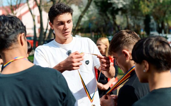 Sportivul David Popovici a vizitat o casă familială din sectorul 4 al Capitalei, unde locuiesc 12 copii cu vârste între 13 și 18 ani Recent, campionul mondial la înot, David Popovici, a făcut o vizită la o casă familială din sectorul 4 al Bucureștiului, unde locuiesc 12 adolescenți