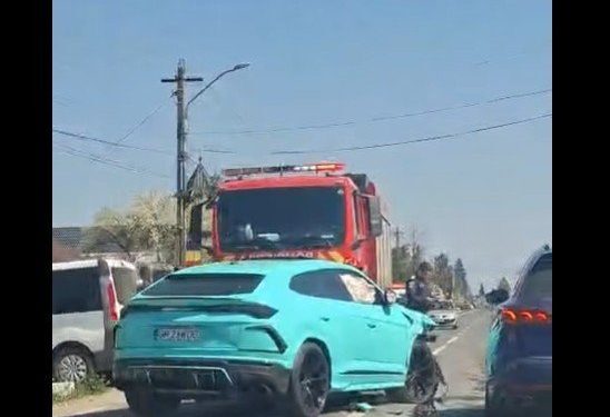Un grav accident rutier s-a produs duminică în județul Dâmbovița, unde două autoturisme s-au ciocnit violent, rezultând răniți, printre aceștia fiind și o adolescentă în stare gravă