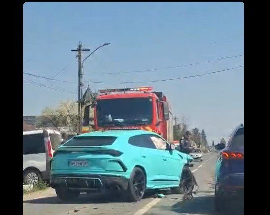 Un grav accident rutier s-a produs duminică în județul Dâmbovița, unde două autoturisme s-au ciocnit violent, rezultând răniți, printre aceștia fiind și o adolescentă în stare gravă