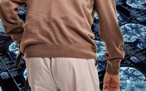 Atenție la mers: 3 semne subtile ce pot indica demența