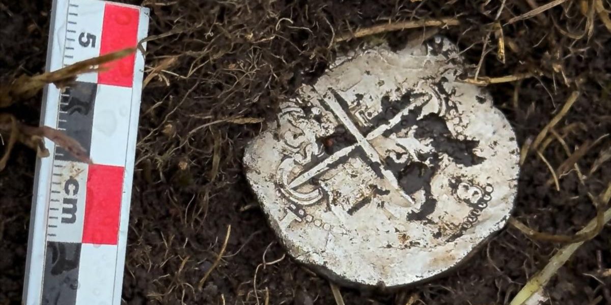O monedă de argint din secolul al XVI-lea, descoperită recent în apropierea Strâmtorii Magellan, confirmă existența unei colonii europene pierdute, marcând o descoperire arheologică de importanță majoră