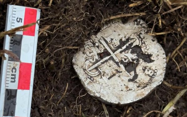 O monedă de argint din secolul al XVI-lea, descoperită recent în apropierea Strâmtorii Magellan, confirmă existența unei colonii europene pierdute, marcând o descoperire arheologică de importanță majoră