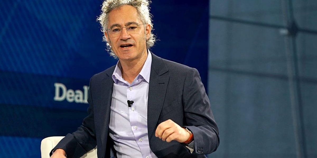 Directorul general al Palantir Technologies, Alex Karp, afirmă că în viitor, doar două categorii de oameni vor avea un succes profesional stabil în era inteligenței artificiale