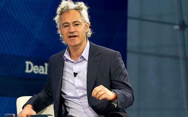 Directorul general al Palantir Technologies, Alex Karp, afirmă că în viitor, doar două categorii de oameni vor avea un succes profesional stabil în era inteligenței artificiale
