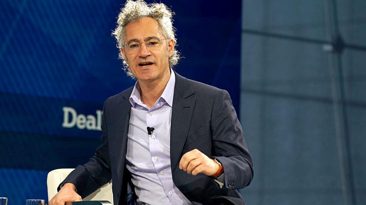 Directorul general al Palantir Technologies, Alex Karp, afirmă că în viitor, doar două categorii de oameni vor avea un succes profesional stabil în era inteligenței artificiale