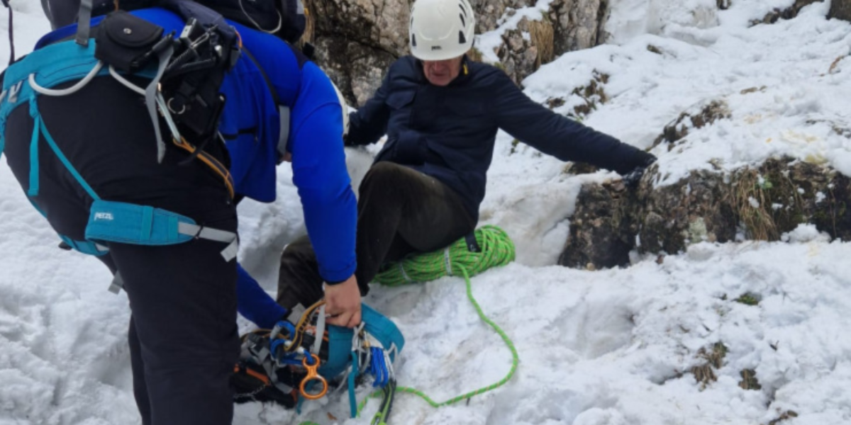 Turiști BLOCAȚI în Piatra Craiului: Zeci de minute pe burtă, în zăpada, să nu cadă