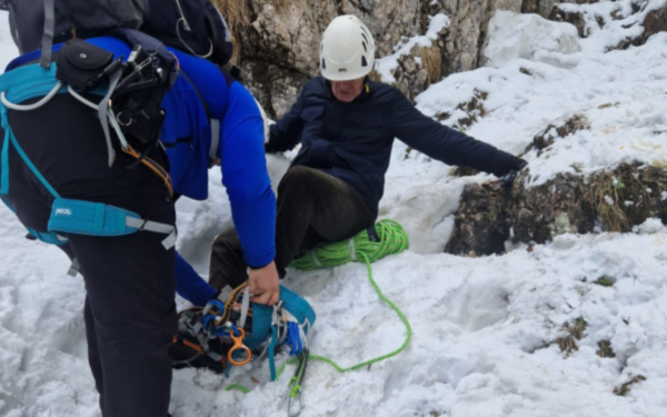 Turiști BLOCAȚI în Piatra Craiului: Zeci de minute pe burtă, în zăpada, să nu cadă