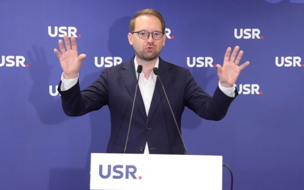 Fritz, pe baricade: USR susține premierul. România riscă 26 miliarde €