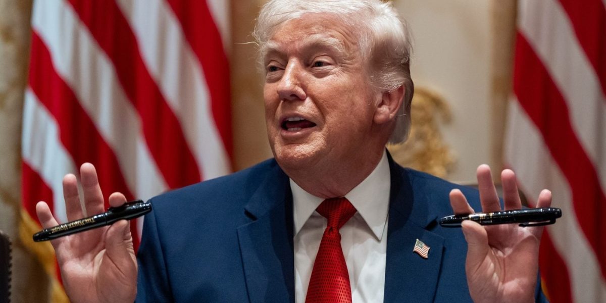 Trump lansează telefonul cu steagul SUA: Site-ul, plin de AI!