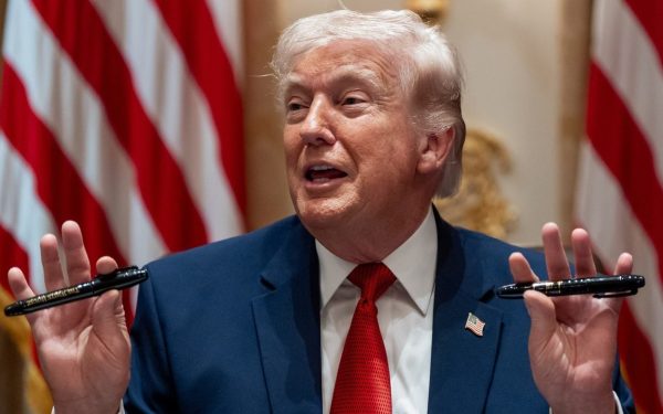 Trump lansează telefonul cu steagul SUA: Site-ul, plin de AI!