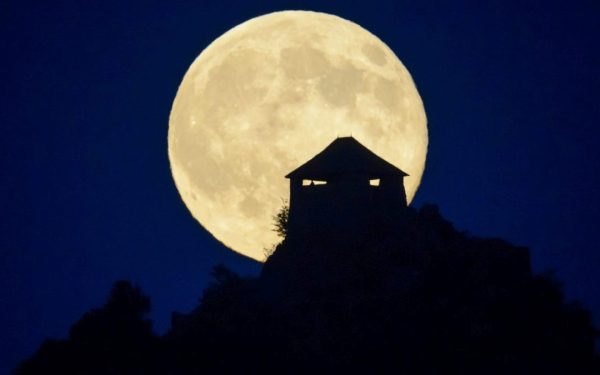 Două Luni pline în Mai 2026: Fenomen astronomic rar