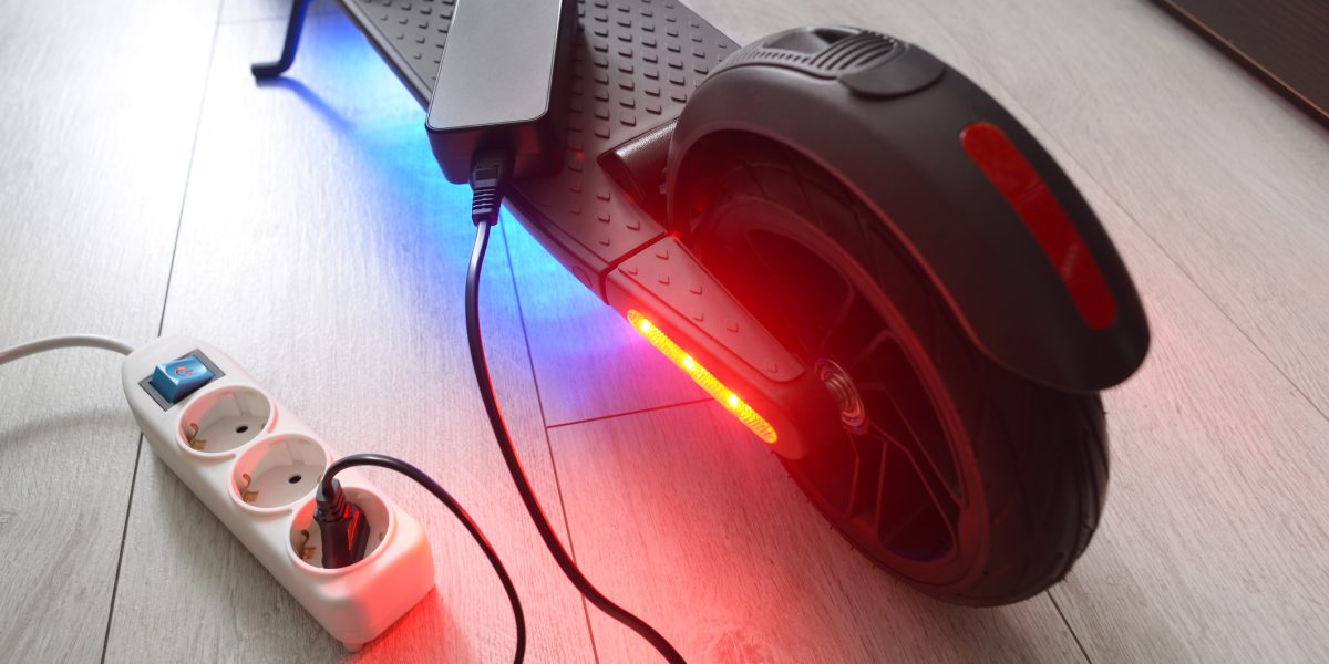Apartamente mistuite de flăcări: Pericolul „uitat” al trotinetelor electrice