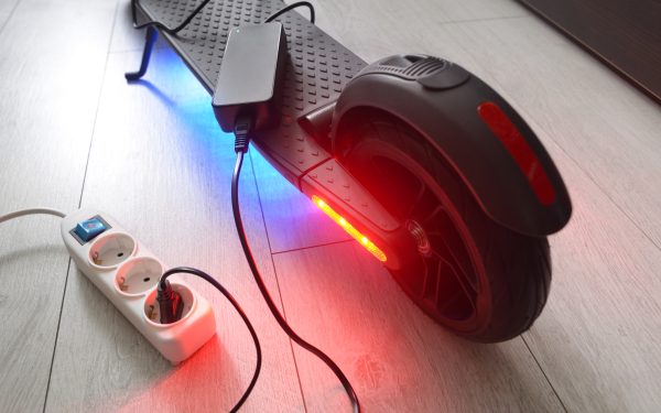 Apartamente mistuite de flăcări: Pericolul „uitat” al trotinetelor electrice