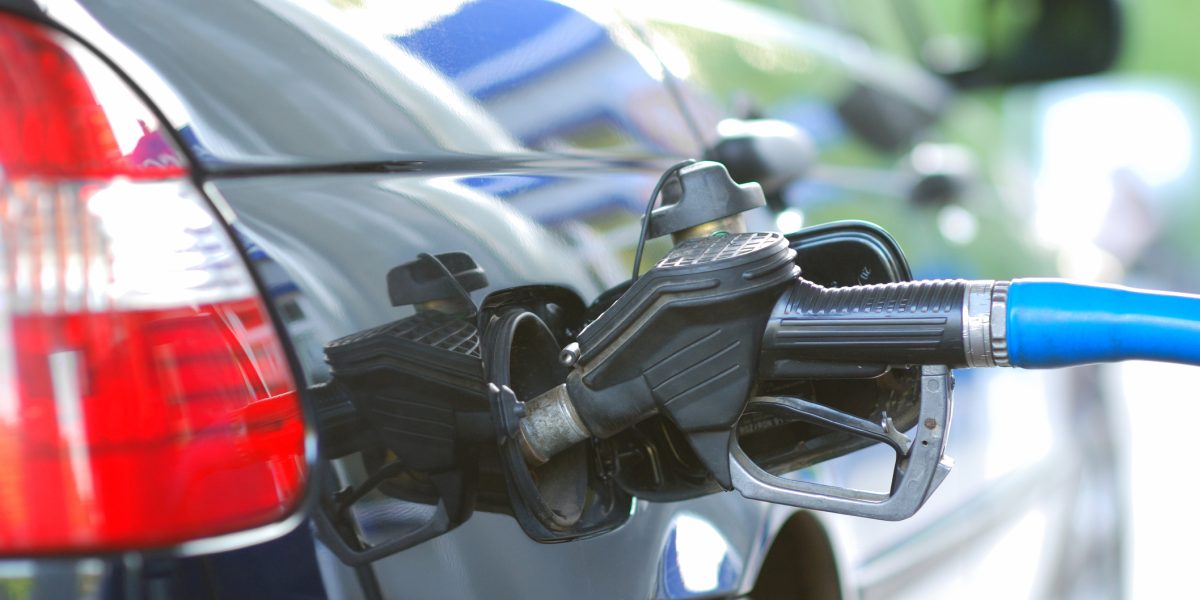Carburanții cresc în continuare! Joi a fost „iluzie”, spun specialiștii