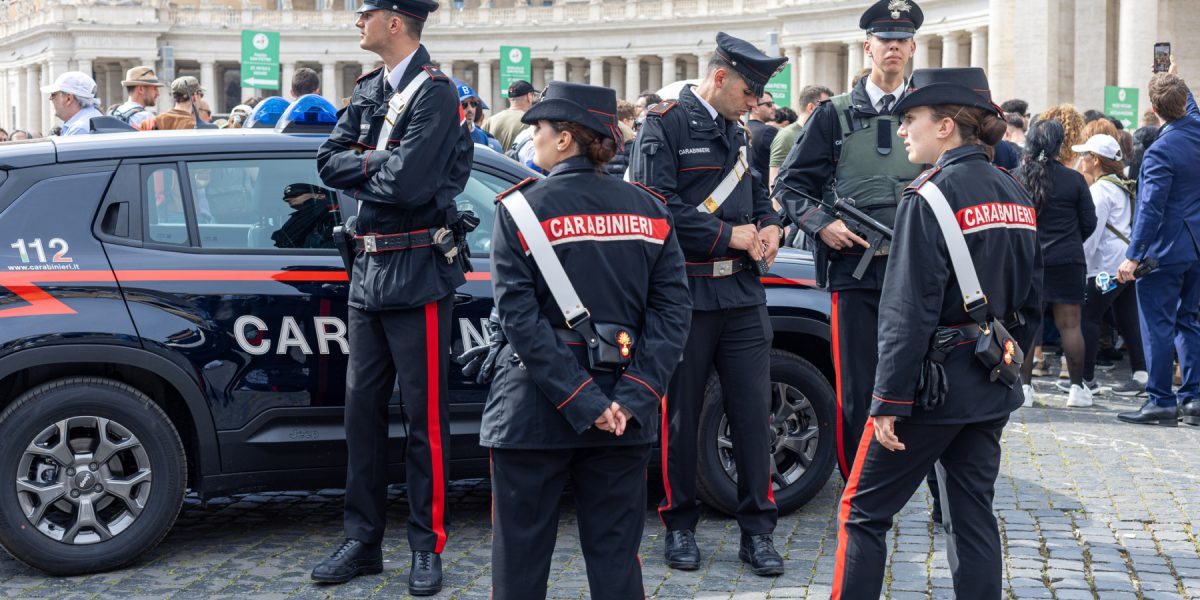 Jaf spectaculos la Napoli: Hoții cu măști celebre, evadare prin canalizare