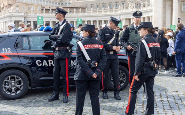 Jaf spectaculos la Napoli: Hoții cu măști celebre, evadare prin canalizare