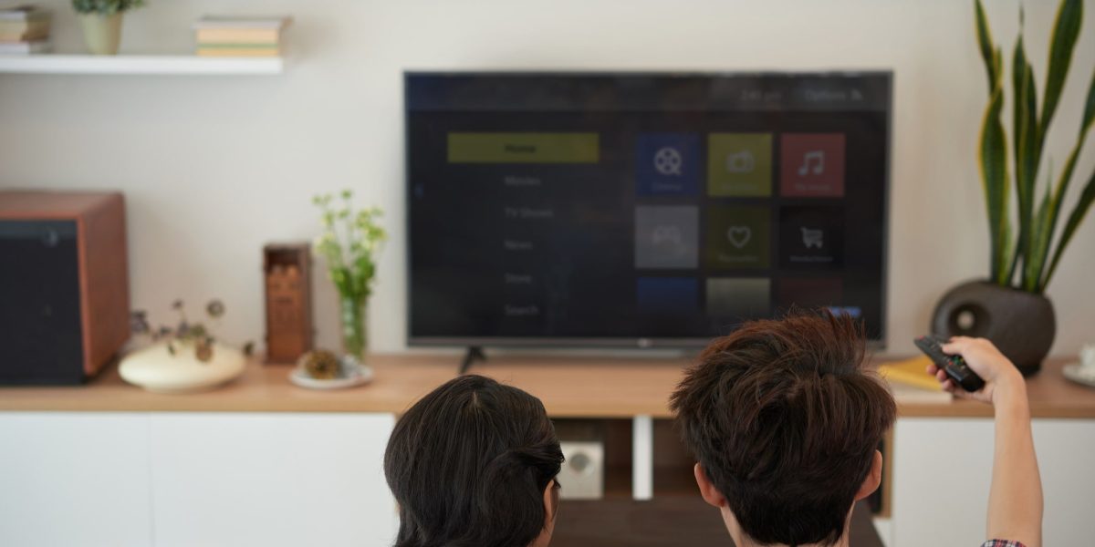 Cele mai mari companii media din lume, inclusiv Google, Amazon, Apple și Samsung, au solicitat Uniunii Europene să aplice cele mai stricte reglementări împotriva televizoarelor inteligente și asistenților vocali dezvoltați de aceste companii