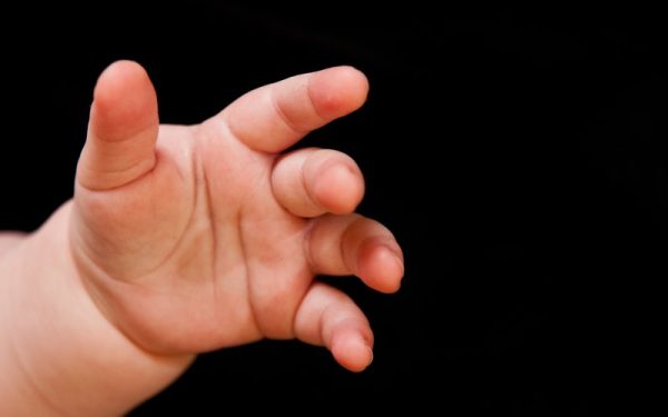 Bebeluș găsit printre droguri la Roma: Tatăl român, ARESTAT. Cuplul, acuzat de omor
