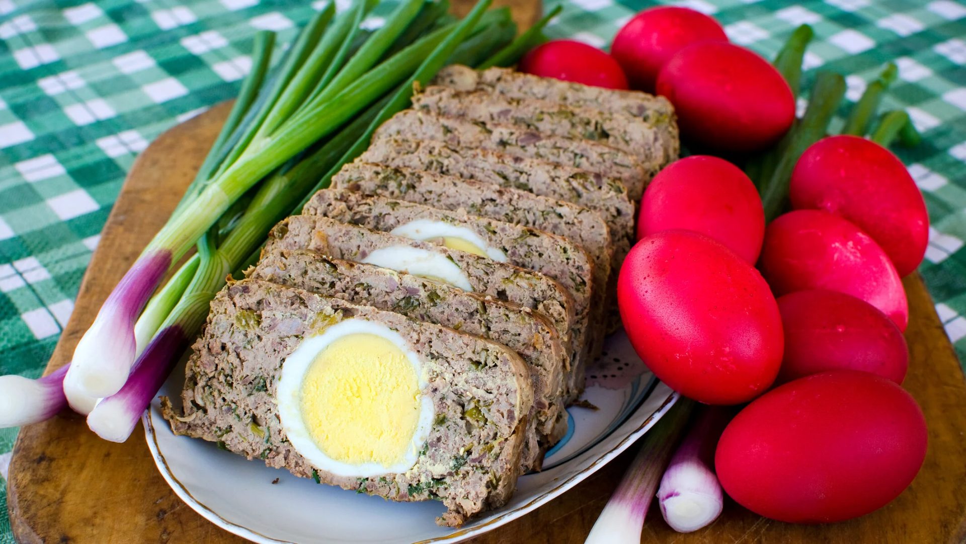 Pregătirile pentru Sărbătorile Pascale vor aduce în 2026, ca de obicei, o dilemă familiară: cât va costa drobul făcut în casă? Varianta tradițională, cu organe de miel, sau cea mai accesibilă, cu ficat de pui, vor rămâne opțiuni populare pentru români, în ciuda fluctuațiilor de prețuri ale ingredientelor