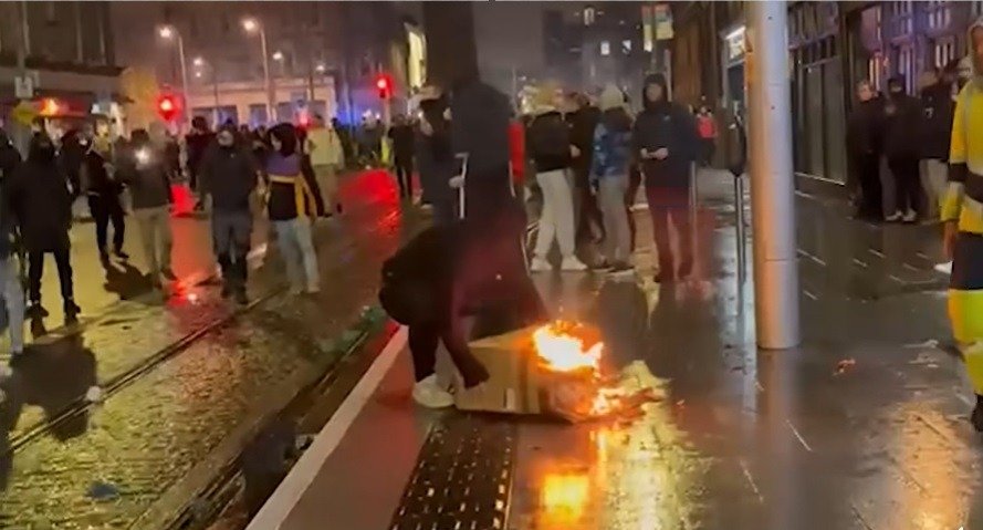 Guvernul irlandez mobilizează armata pentru a elibera drumurile și instalațiile energetice blocate de protestatarii furioși din cauza prețurilor la combustibili, după trei zile consecutive de demonstrații ample