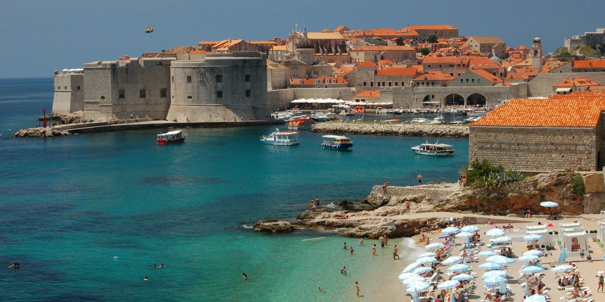 Wizz Air adaugă Dubrovnik pe lista destinațiilor, cu zboruri directe din această vară Compania aeriană Wizz Air își extinde operațiunile și introduce trei zboruri săptămânale către Dubrovnik, Croația, începând cu data de 1 iulie