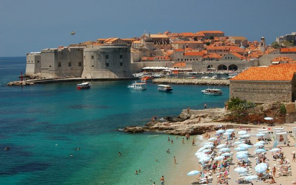 Wizz Air adaugă Dubrovnik pe lista destinațiilor, cu zboruri directe din această vară Compania aeriană Wizz Air își extinde operațiunile și introduce trei zboruri săptămânale către Dubrovnik, Croația, începând cu data de 1 iulie
