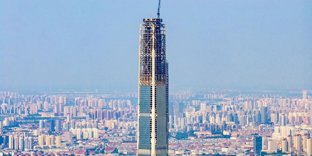 Marele zgârie-nori de 596 m, abandonat 18 ani, aproape gata