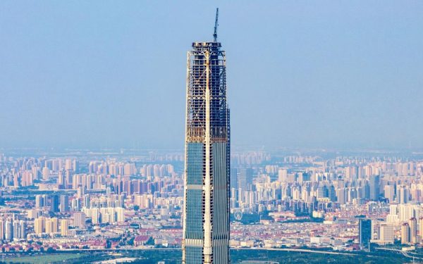 Marele zgârie-nori de 596 m, abandonat 18 ani, aproape gata