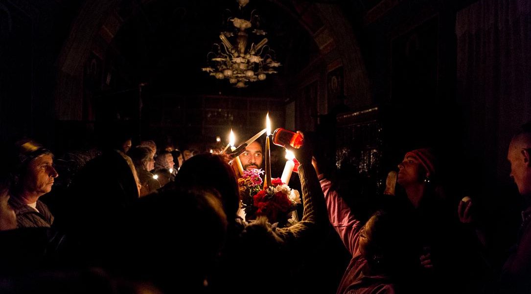 Aproape trei sferturi dintre români vor merge la slujba de Înviere în acest an, conform unui sondaj de opinie realizat de INSCOP Research