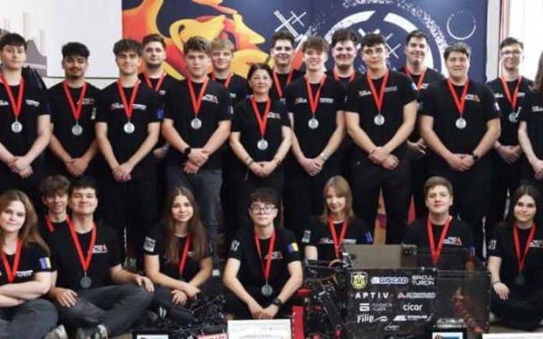 Arad: Elevii de la Informatică, la Mondialul de Robotică. Mai au nevoie de 10.000$