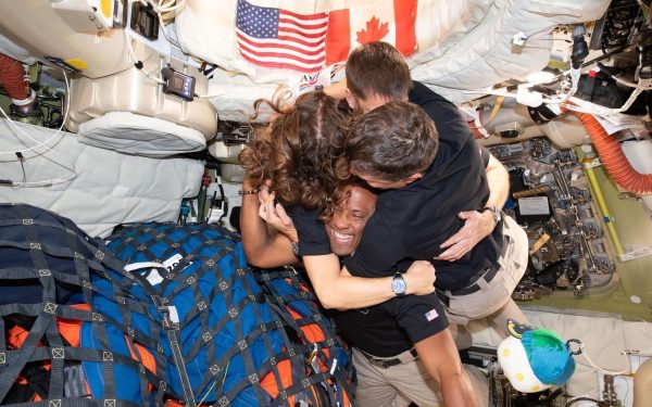 Mesajul LUNAR al astronauților: „Pământul, o barcă de salvare”