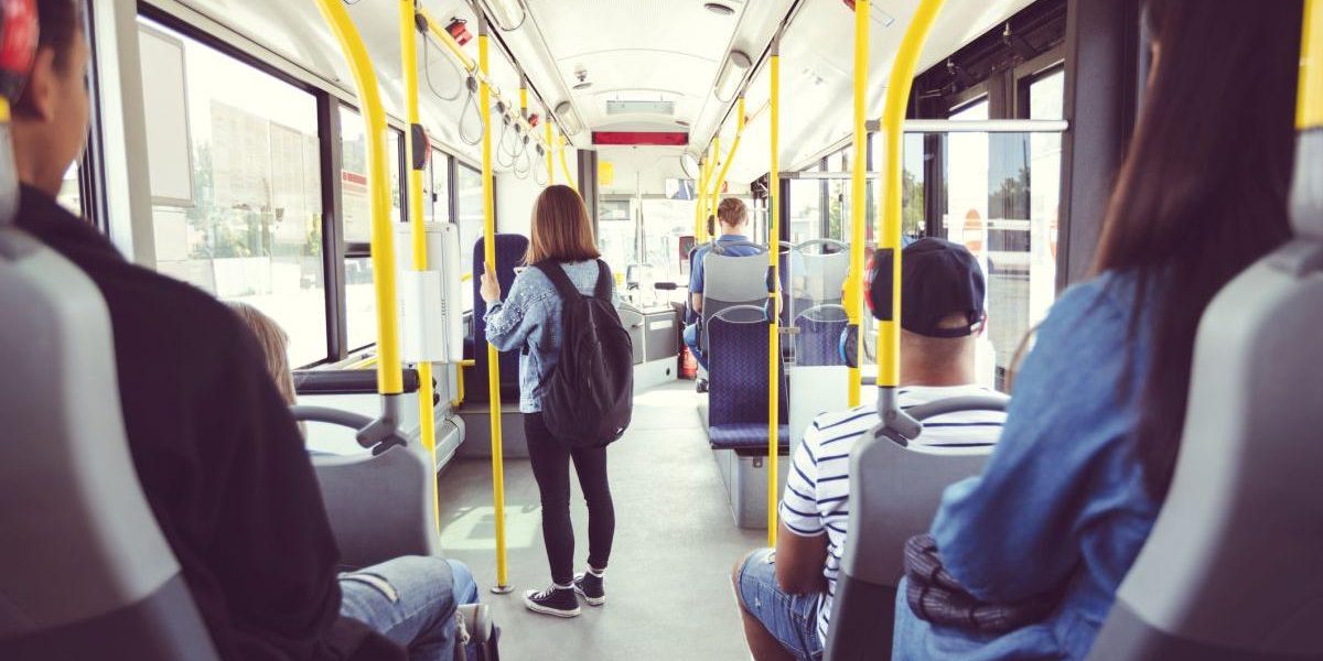Comisia Europeană cere măsuri: Zi de lucru de acasă și transport mai ieftin