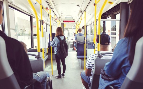 Comisia Europeană cere măsuri: Zi de lucru de acasă și transport mai ieftin