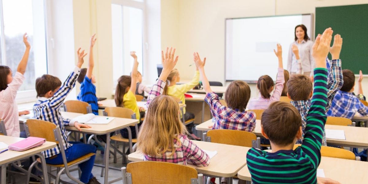M-am uitat la ce e-n clasă: elevi îngrămădiți, ca sardelele
