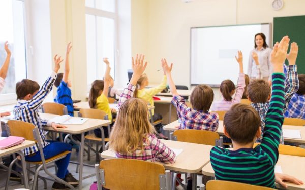 M-am uitat la ce e-n clasă: elevi îngrămădiți, ca sardelele