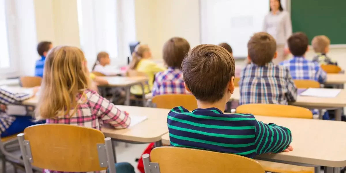 Când au vacanțe elevii și când dau examenele naționale