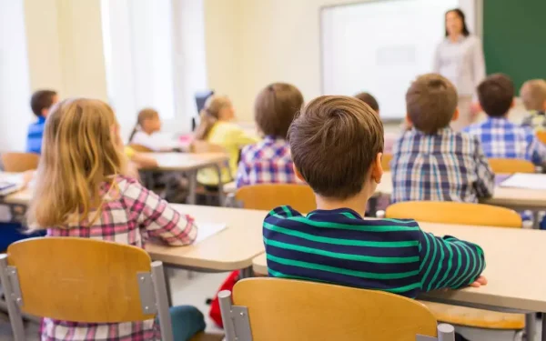 Când au vacanțe elevii și când dau examenele naționale