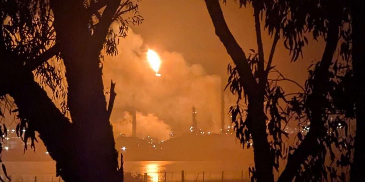 Incendiu uriaș în Australia: flăcări de 60 de metri la rafinărie