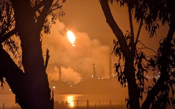 Incendiu uriaș în Australia: flăcări de 60 de metri la rafinărie