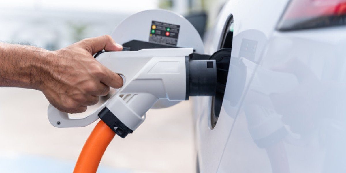 Un proiect al USR propune modificarea Codului rutier pentru a sancționa staționarea pe locurile destinate încărcării vehiculelor electrice, cu excepția celor aflate în proces de alimentare
