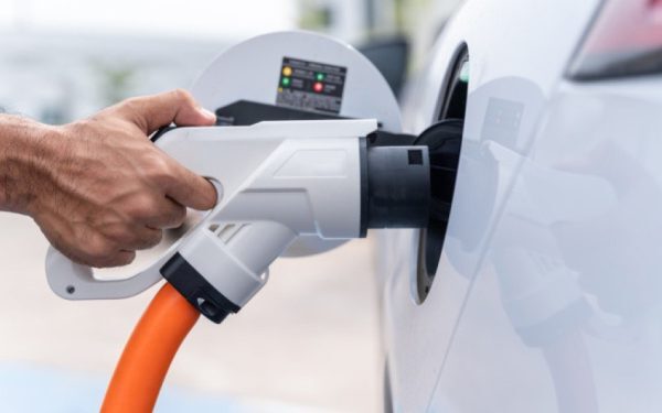 Un proiect al USR propune modificarea Codului rutier pentru a sancționa staționarea pe locurile destinate încărcării vehiculelor electrice, cu excepția celor aflate în proces de alimentare