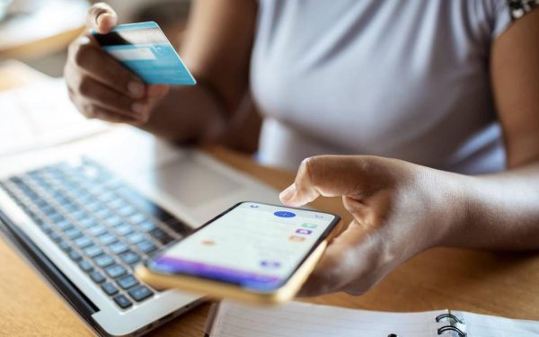 eMAG introduce taxă pentru toate comenzile: Ce trebuie să știe clienții