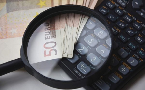 Capitalul străin, mai puțin numeric, sufocă afacerile românești