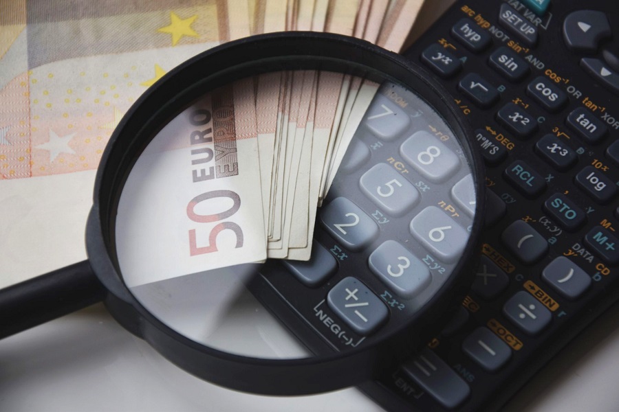 Capitalul străin, mai puțin numeric, sufocă afacerile românești