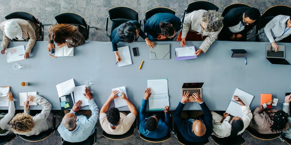 Vârstnicii calificați se reprofilează în AI: Disperare pe piață