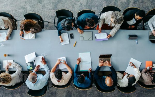 Vârstnicii calificați se reprofilează în AI: Disperare pe piață