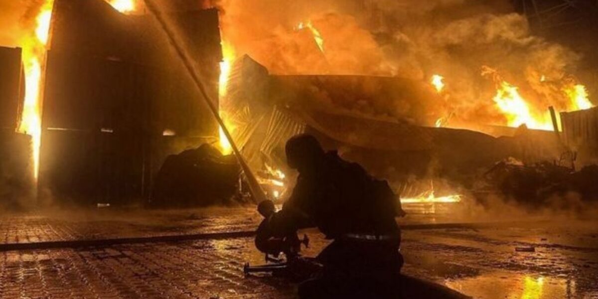 Doi tineri, reținuți la Galați: Au dat foc unei case și au fost arestați