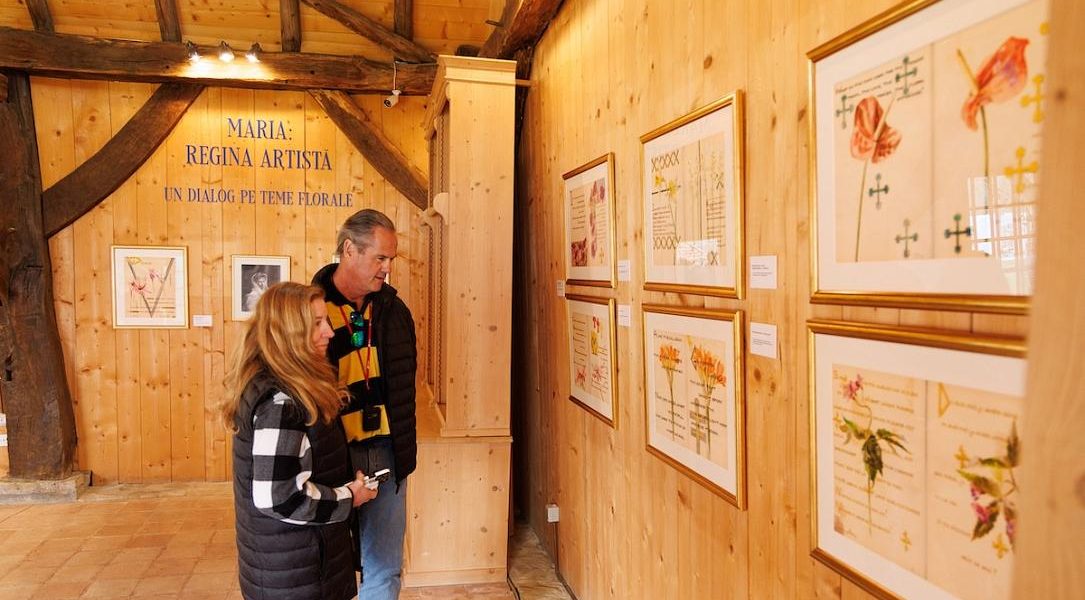 Expoziția „Regina Artistă” ajunge la Viscri, la Casa Regelui Charles