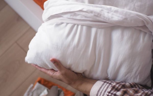 Cât de des schimbi fața de pernă? Află secretul pentru un somn sănătos